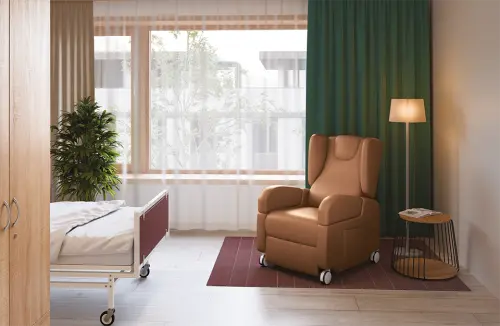 PRIMACARE MOBIL, mobilní relaxační křeslo, elektricky polohovatelné, velká kolečka, koženka šedá