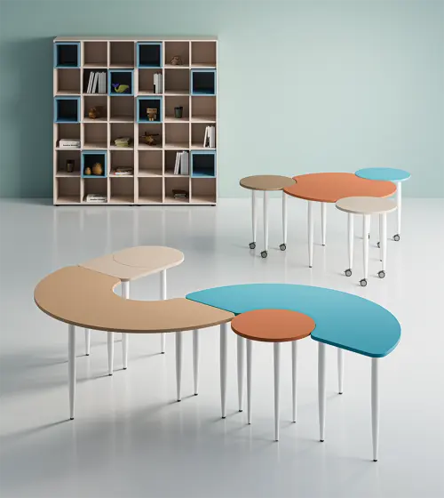 PLAYFORM 01 modulární hravé stoly, výška 520 mm, kovová podnož bílá, deska 25 mm, saténově šedá