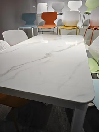 TENT, jídelní stůl 130x70cm, deska umělý kámen - bílý mramor, nohy kovové cihlově oranžové