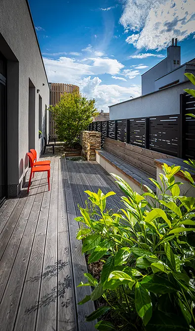 ERIKA židle plastová, perforovaný opěrák, červená