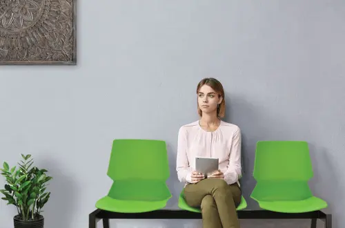 PRETTY 3, plastová lavice do čekárny, 3-sedák, oranžová, kostra stříbrná