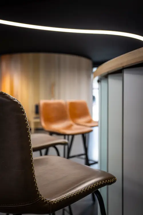 LISA židle barová, tmavě hnědá koženka