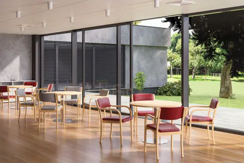 FREYA židle konferenční, kostra dřevěná, látka vínová