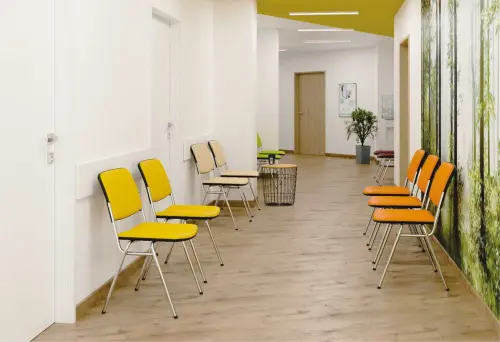 LUISA židle konferenční, koženka smetanová