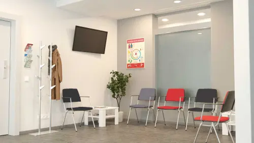 LUISA s područkami židle konferenční, koženka bílá